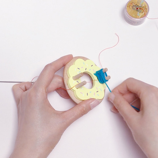 How to Make Tiny Pompoms with Pom Maker 